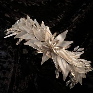 Diademă flexibilă cu flori din acril