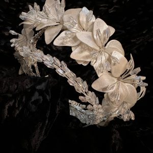 Coroniță cu flori din acril și cristale fațetate