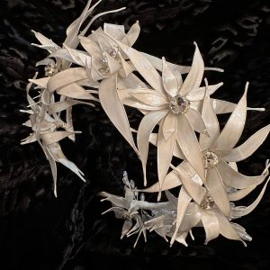 Coroniță cu flori din acril și cristale