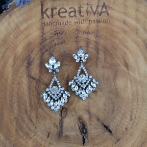 Cercei lungi cu strasuri și pietre argintii