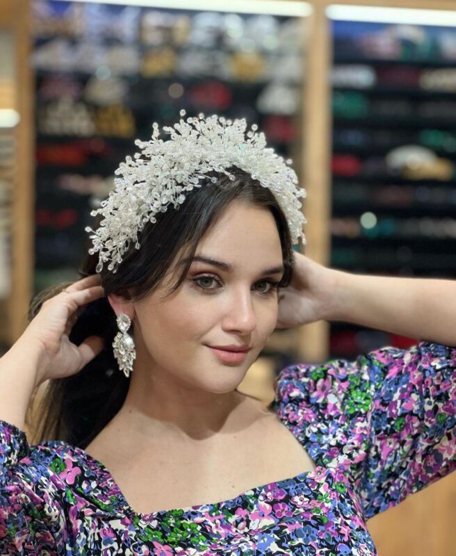 Accesoriu de păr cu cristale și perle albe