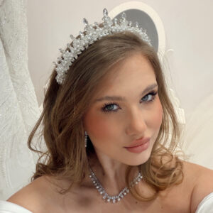 Coroniță argintie accesorizată cu cristale de sticlă, perle și cristale fațetate - 2500