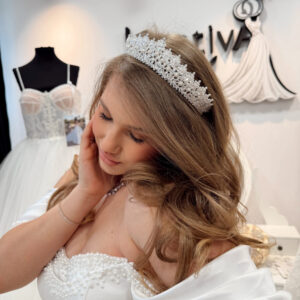 Coroană argintie pentru mirese cu zirconiu strălucitor și perle - 5505