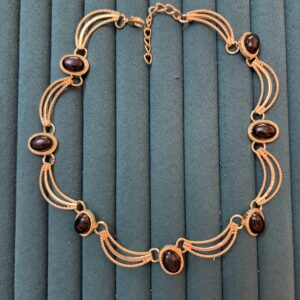 Colier auriu accesorizat cu pietre negre